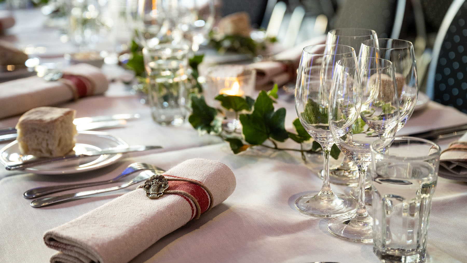Duka bord med vinglas och linneservetter.