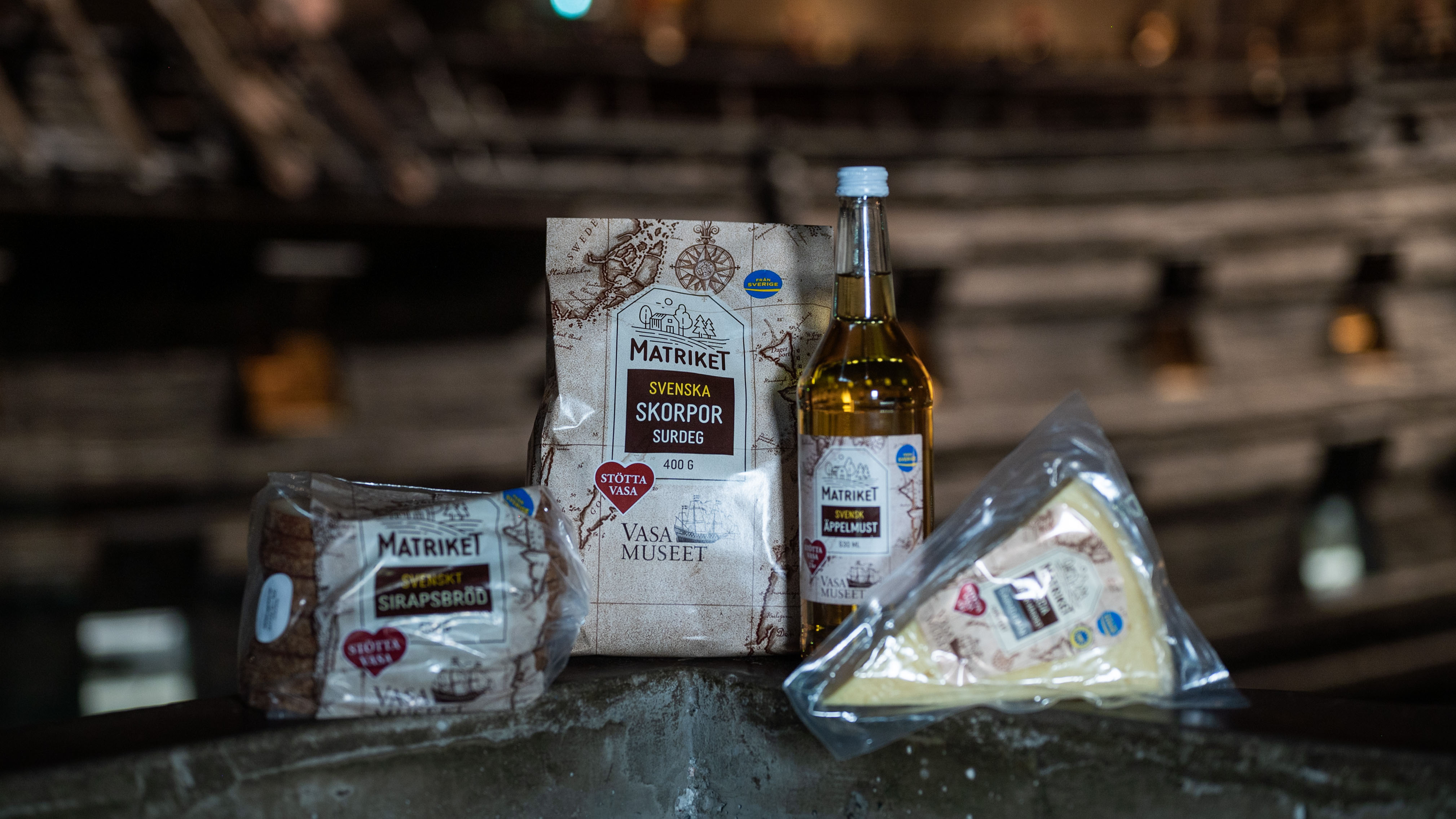 Matvaror: Ost, bröd, must och skorpor, står uppställda framför skeppet Vasa.