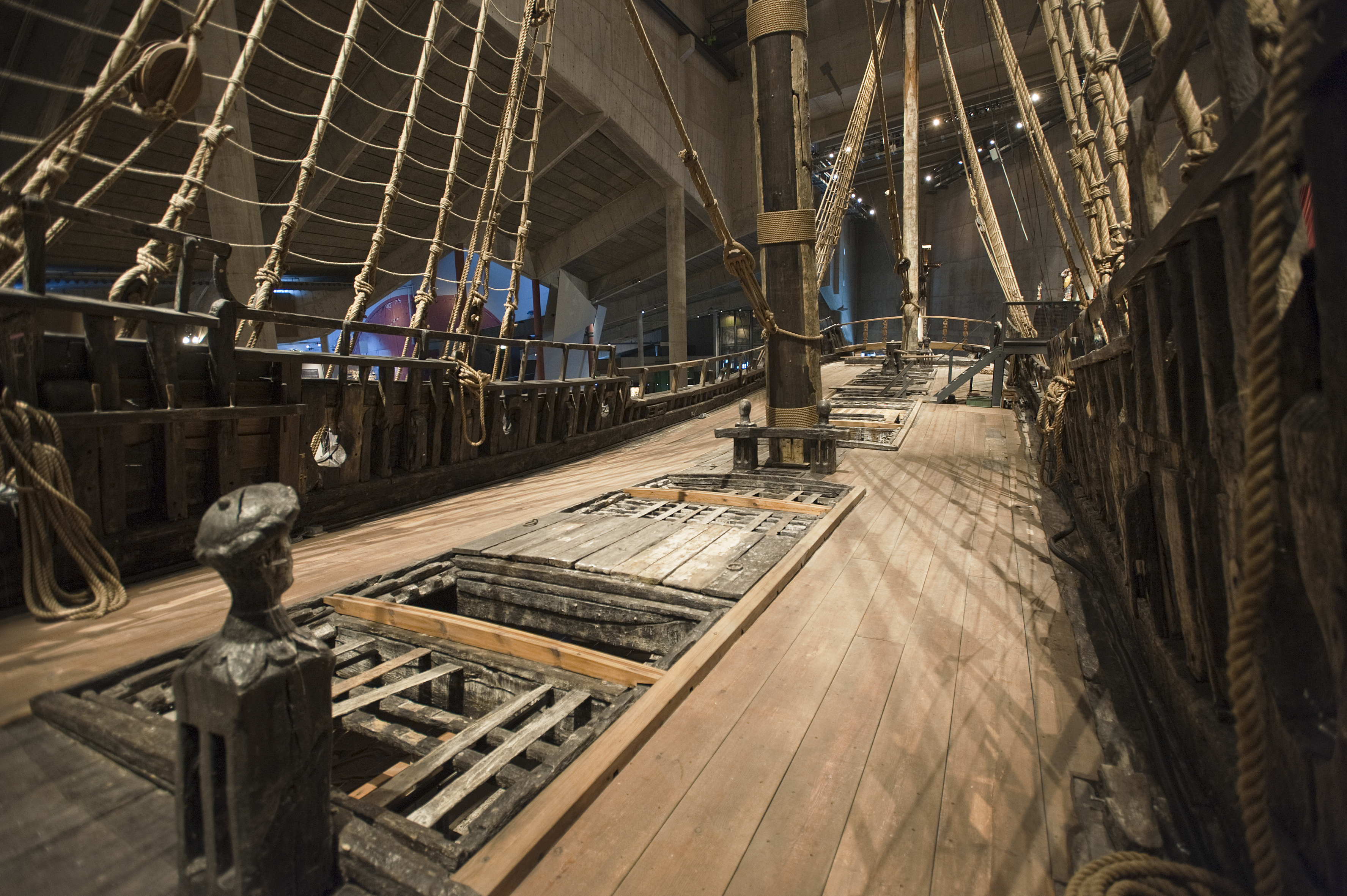 Палуба на корме. Галеон vasa. Корабль Васа каюта капитана. HMS Victory трюм. Корабль Галеон палуба.