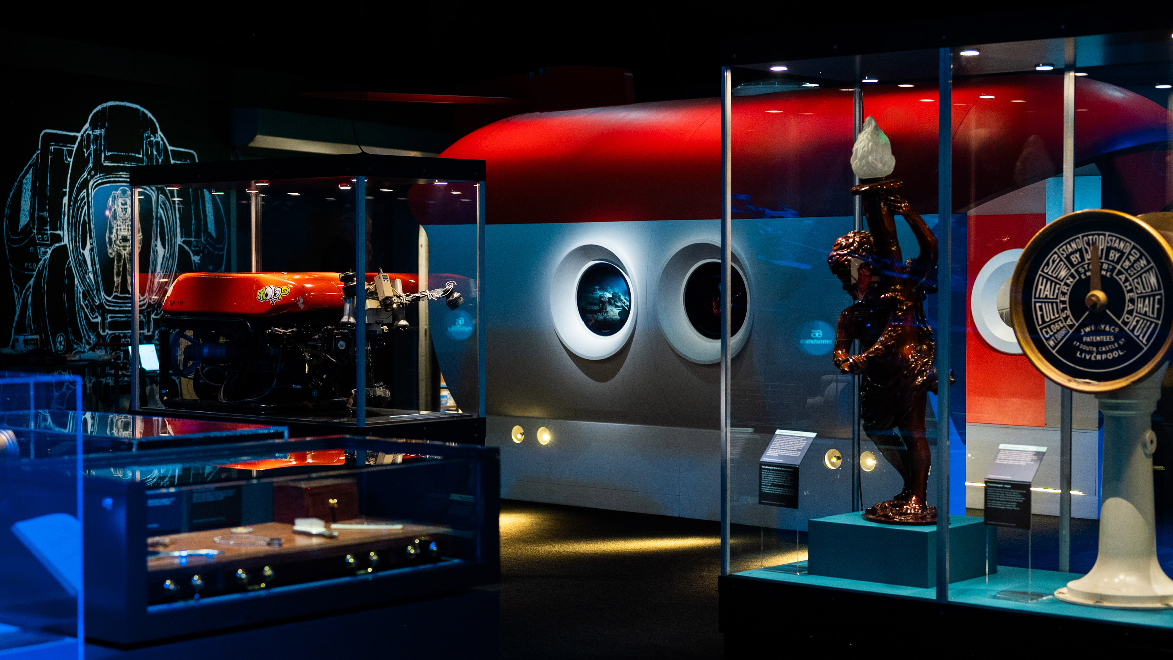 Föremål från James Camerons filmer utställda i monter