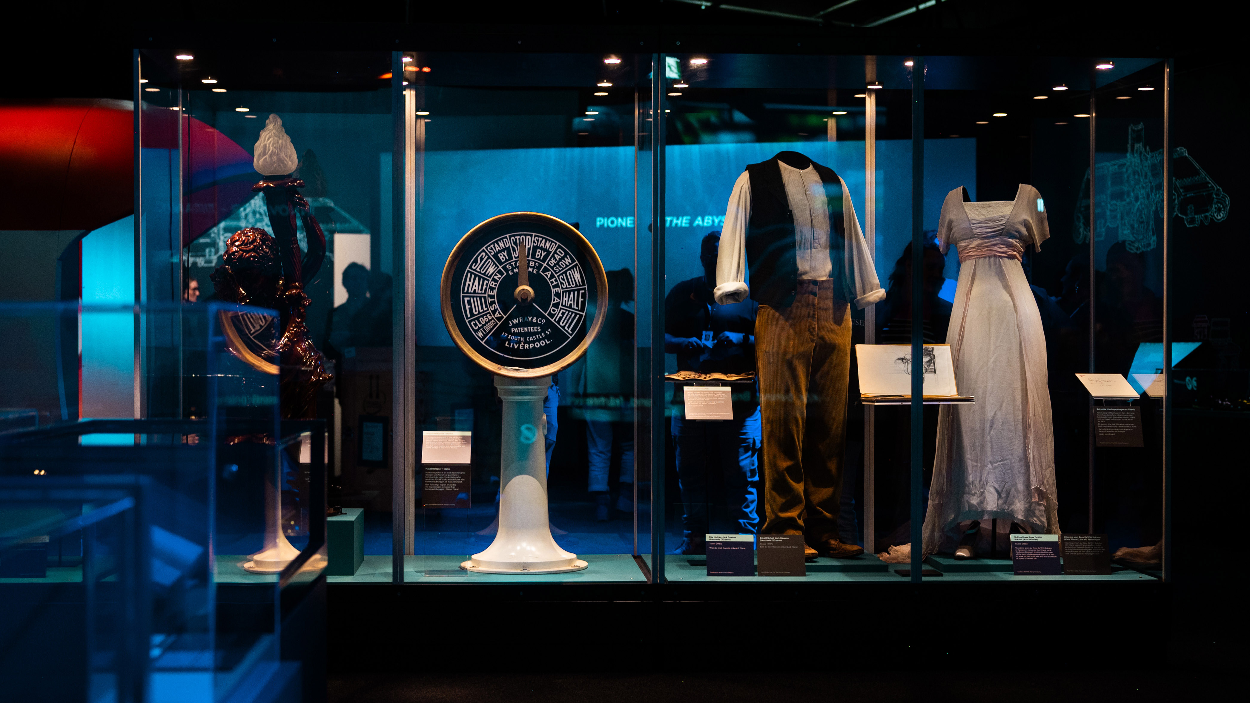 Scenkläder och rekvisita från filmen Titanic, en uppsättning med skjorta och väst, en lång klänning