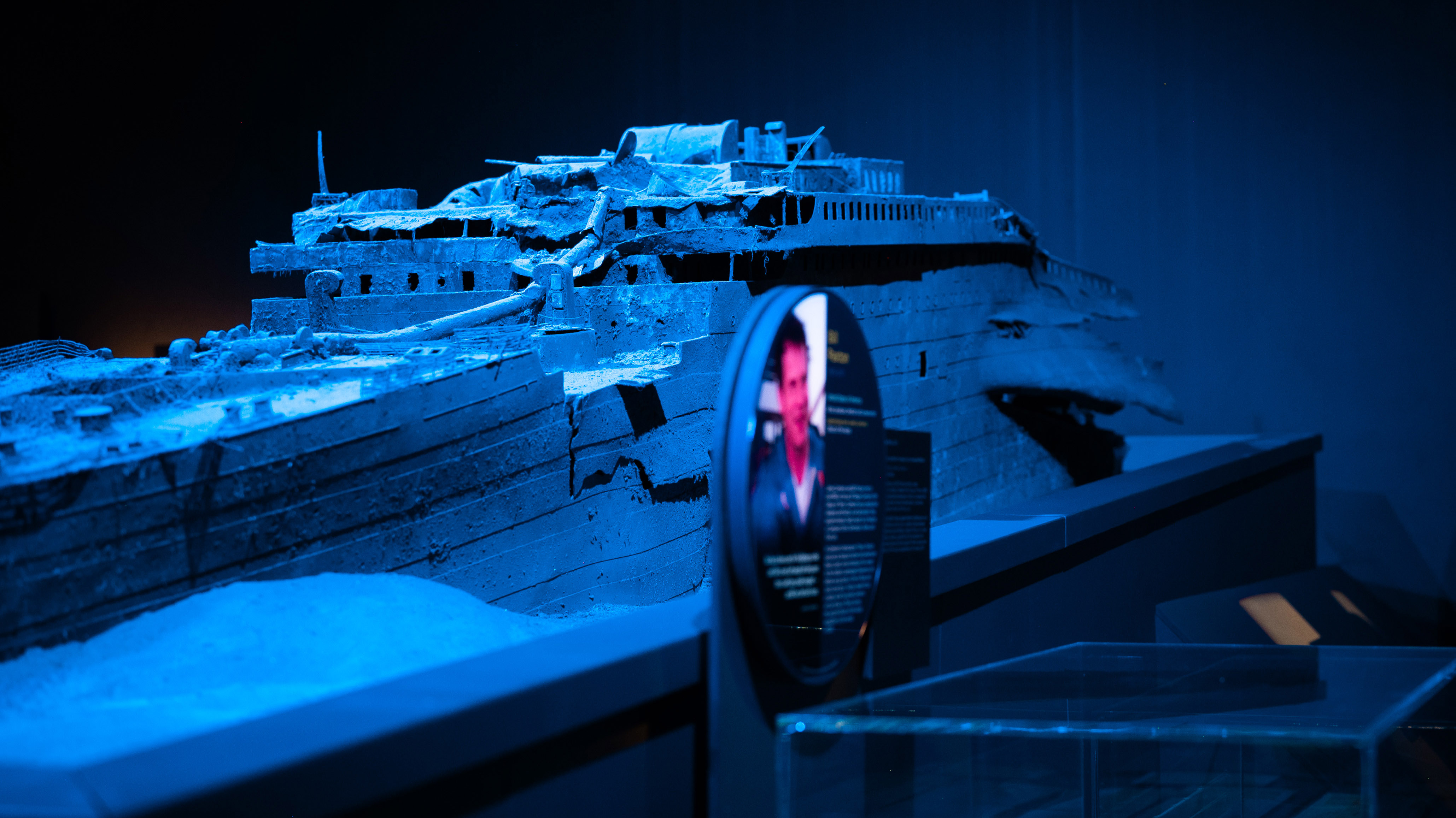 Modell av Titanic på botten i blått ljus. 