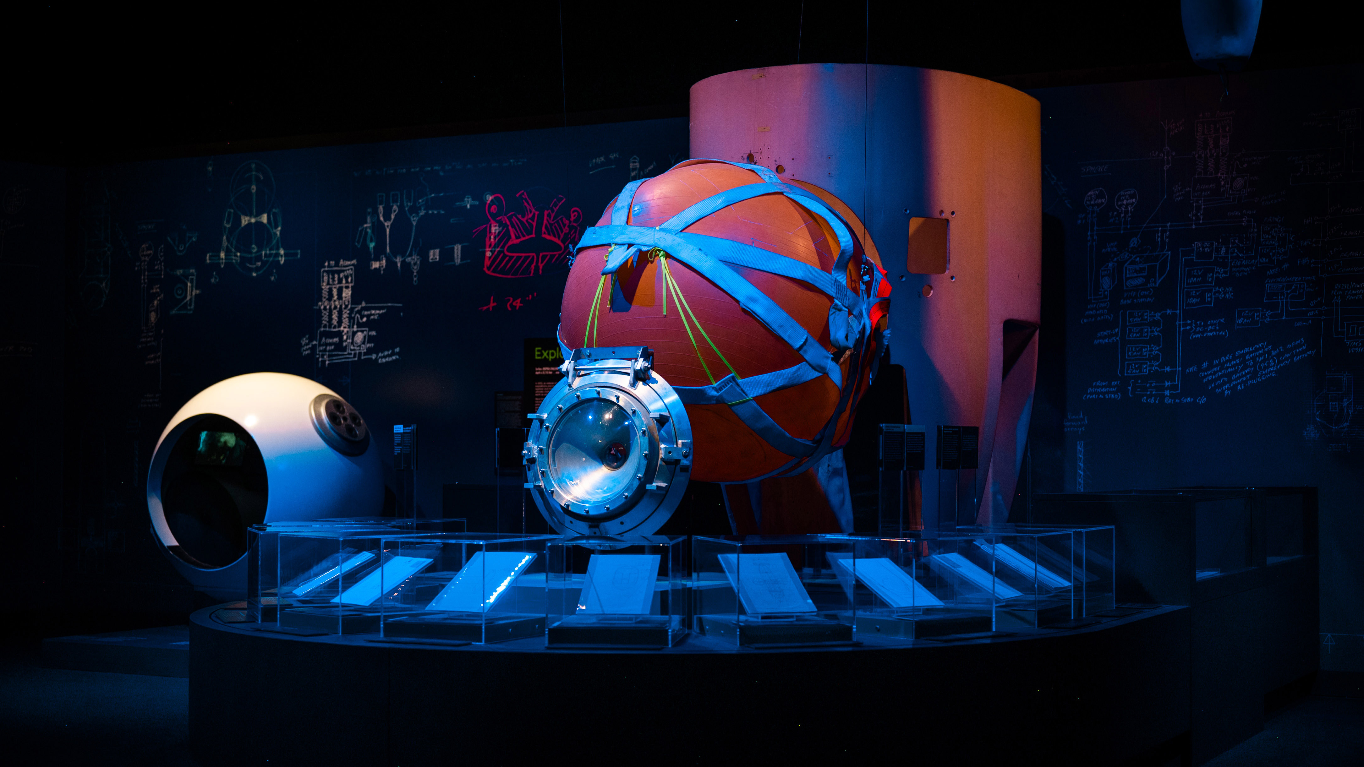 Foto av mörkt rum med orange rund undervattensfarkost