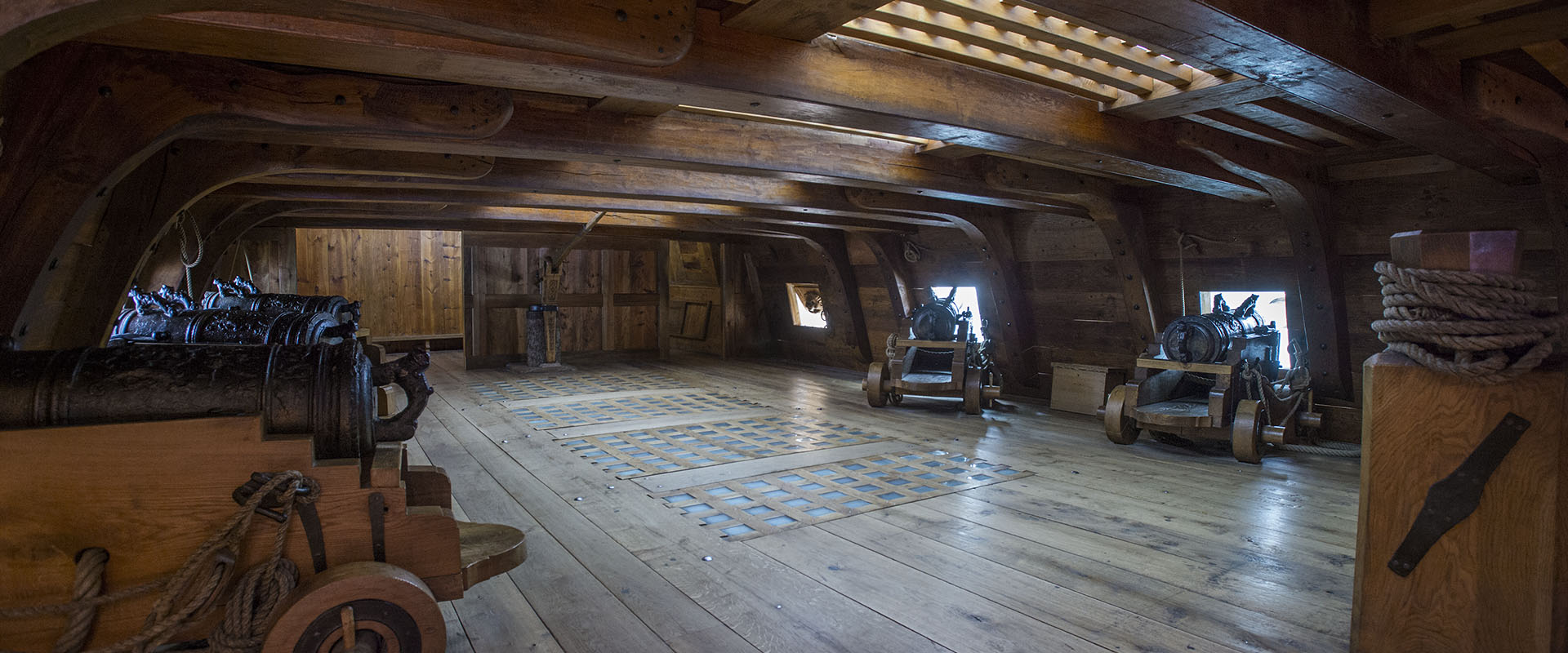 En kopia av Vasas övre batteridäck med kopior av Vasa kanoner. Längst bak i bilden finns en kopia av Vasas pump gjord av en alstam.