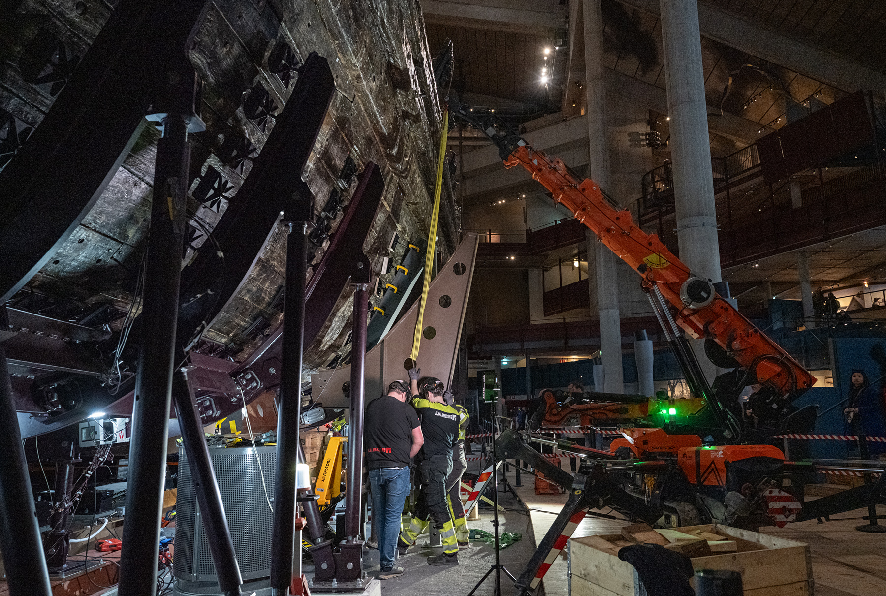 Undersidan av skeppet Vasa inne i museet med stöttor längs sidan. 