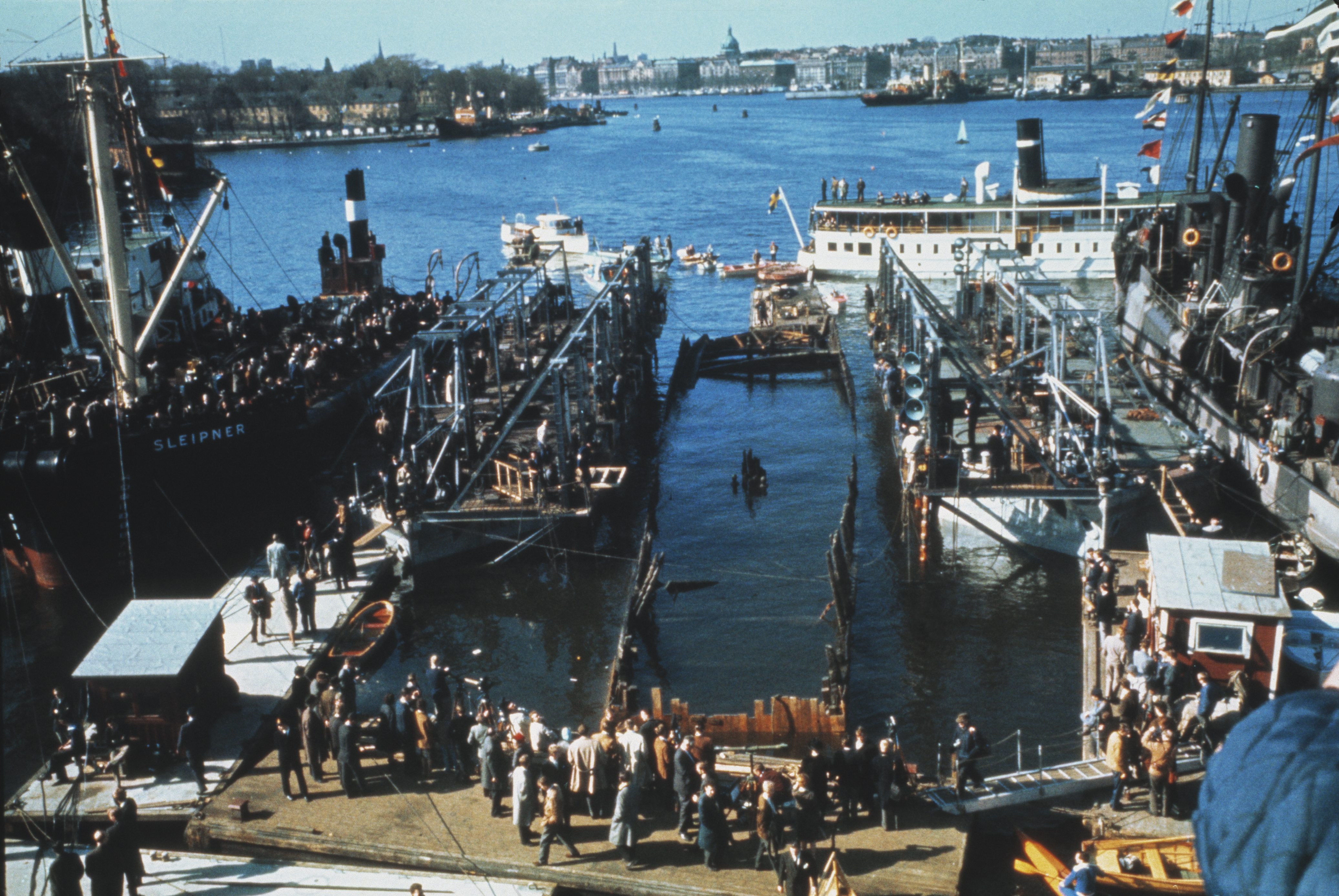 Skeppet Vasa bryter vattenytan 24 april 1961